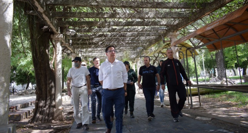 Una plaza central moderna y equipada para m&uacute;ltiples usos, preservando el patrimonio natural