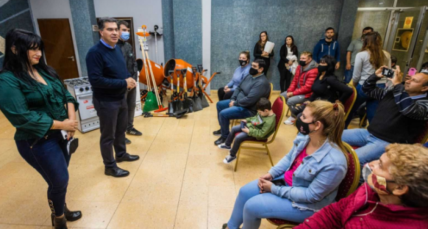 Chaco Solidario: Jorge Capitanich entreg&oacute; herramientas de trabajo para acompa&ntilde;ar emprendimientos