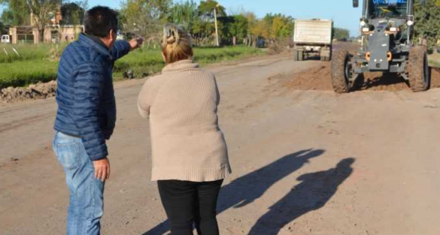 Mejoramiento de calles de tierra: Gustavo Mart&iacute;nez supervis&oacute; los trabajos en avenida Hernandarias y Bogot&aacute;