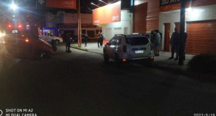 Conductor choc&oacute; un auto estacionado y termin&oacute; volcado sobre avenida Alvear