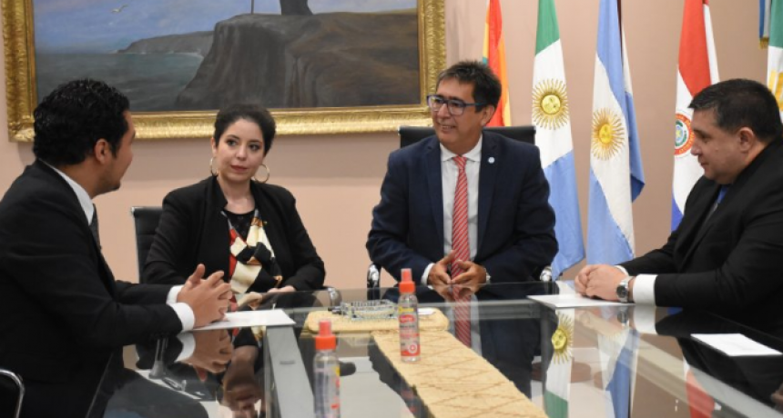 Por el aniversario 211&ordm; de Paraguay, Gustavo Mart&iacute;nez se reuni&oacute; con funcionarios del vecino pa&iacute;s