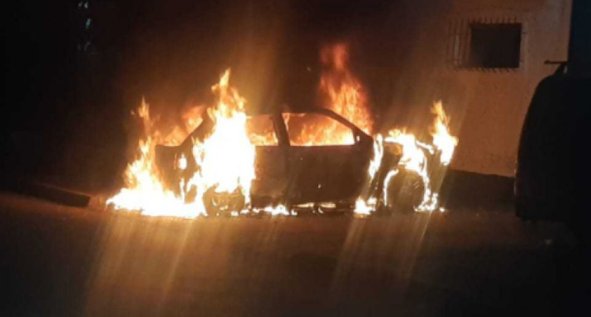 Se incendi&oacute; un veh&iacute;culo afuera de un taller en Resistencia y aseguran que fue intencional