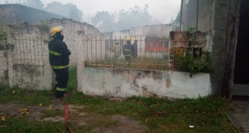 Se prendi&oacute; fuego una casa abandonada en Resistencia