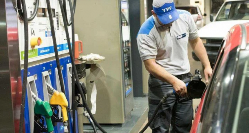 El Gobierno firm&oacute; un decreto para postergar la suba de los impuestos a los combustibles