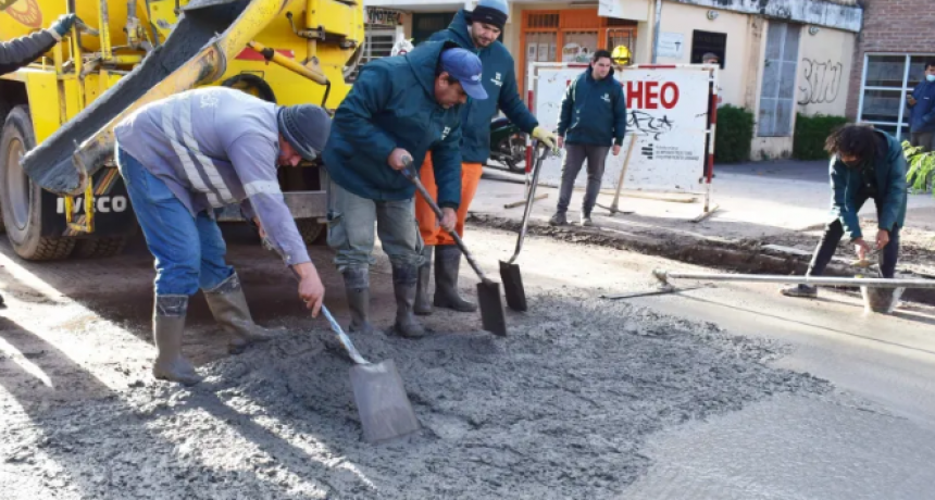 El Municipio de Resistencia avanza en el arreglo de baches sobre calle L&oacute;pez y Planes