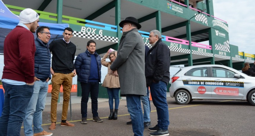 Gustavo Mart&iacute;nez present&oacute; la licencia m&oacute;vil de conducir, con ampliaci&oacute;n de la vigencia, tr&aacute;mites en los barrios y pruebas de manejo en el aut&oacute;dromo