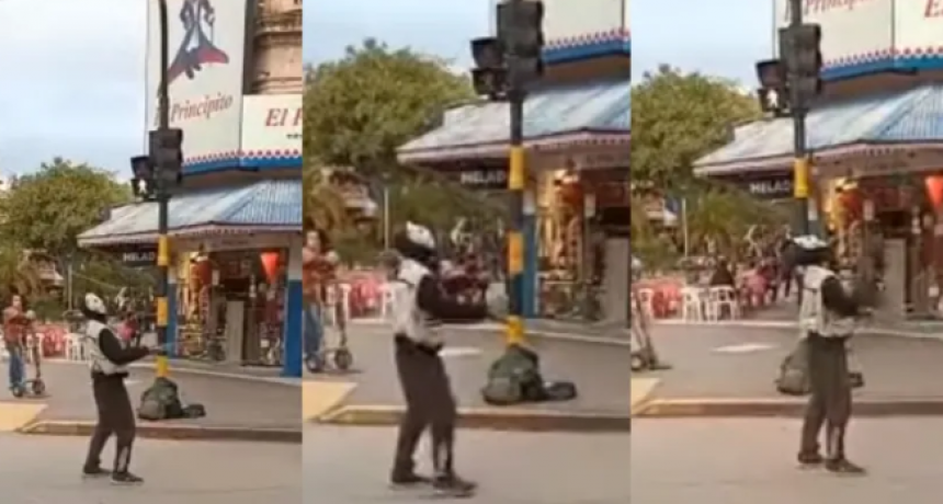Hac&iacute;a malabares con cuatro machetes en una esquina de la peatonal y lo demoraron