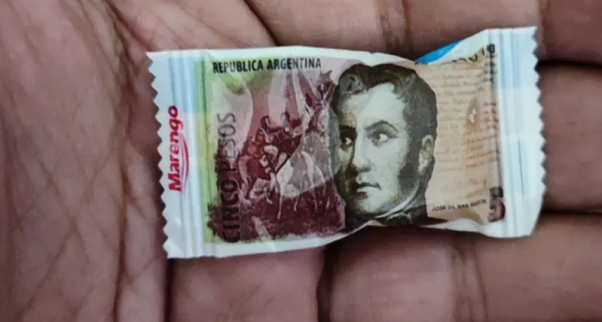 Caramelos por el vuelto: el billete de $5 volvi&oacute; en forma de golosinas