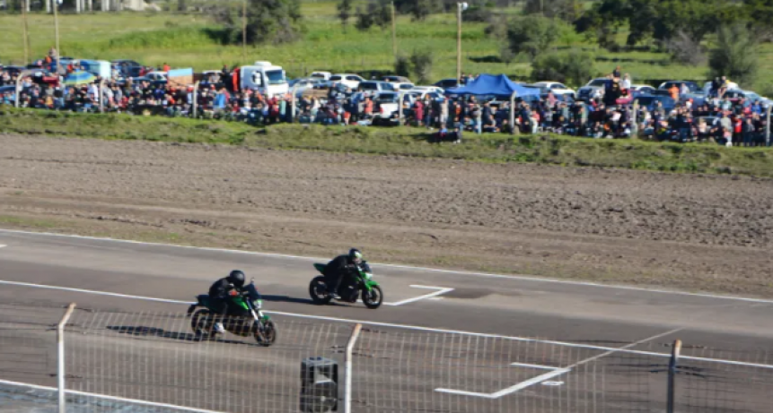 M&aacute;s de 30 mil personas disfrutaron de carreras cortas de cuatriciclos, autos y motos en el Aut&oacute;dromo Yaco Guarnieri
