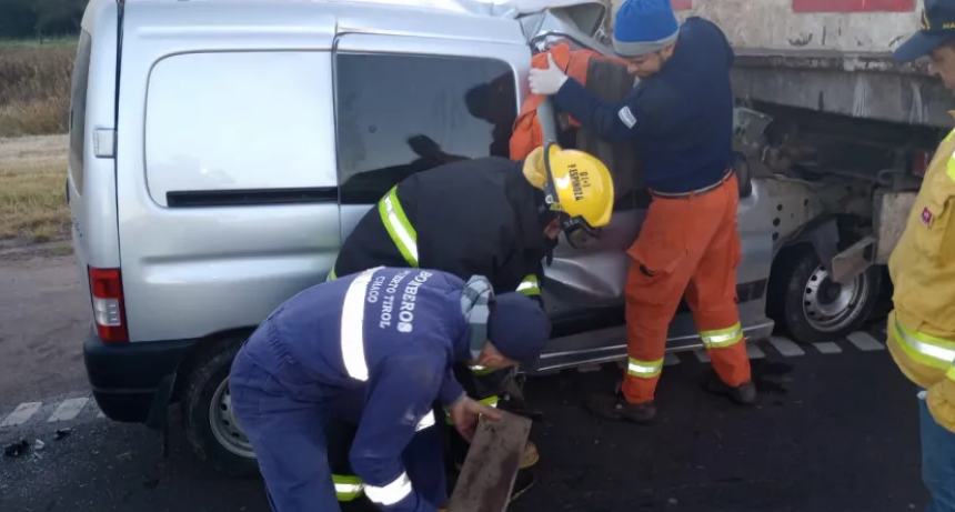 Ruta 16: una camioneta choc&oacute; de atr&aacute;s a un cami&oacute;n cerca de Puerto Tirol
