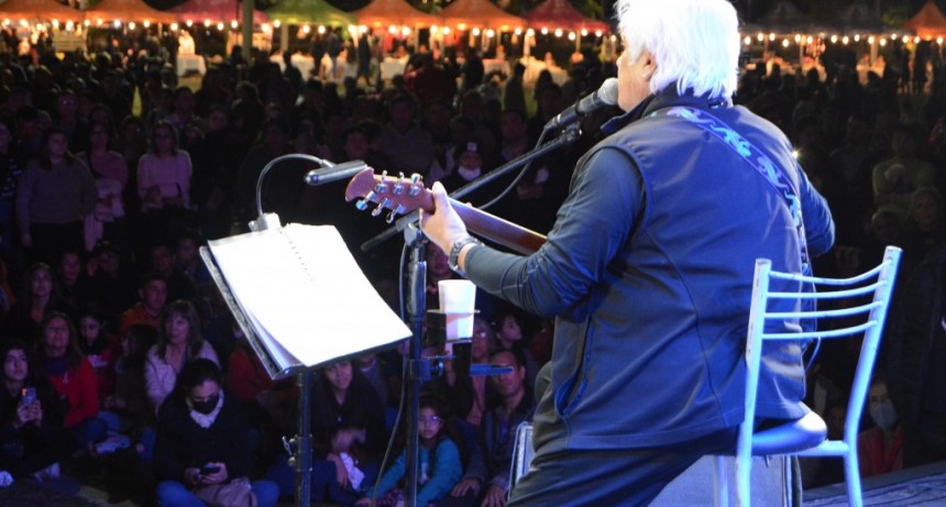Con un emotivo recital, V&iacute;ctor Heredia cerr&oacute; el festival patrio organizado por Resistencia