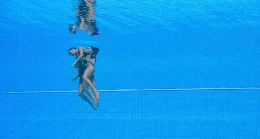 Mundial de nataci&oacute;n: una nadadora se desmay&oacute; en el agua y fue salvada por su entrenadora