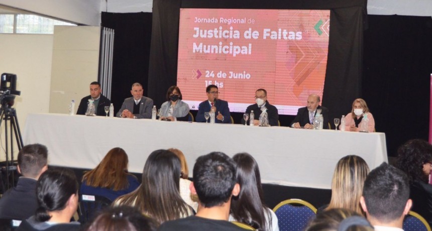 Gustavo Mart&iacute;nez en la jornada regional de justicia de faltas municipal destac&oacute; el valor de la capacitaci&oacute;n constante para unificar criterios