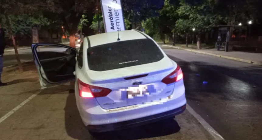 Perdi&oacute; el control del auto y termin&oacute; contra un cartel municipal en la Sarmiento