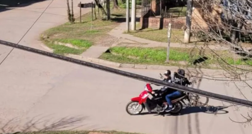 Iba en bicicleta, la amenazaron con un cuchillo y le robaron todo lo que ten&iacute;a