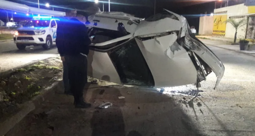 Choc&oacute; contra una jirafa de alumbrado p&uacute;blico en Av. 25 de Mayo, volc&oacute; y dijo que perdi&oacute; el control de su auto