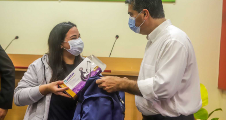 El Gobierno provincial entreg&oacute; mochilas t&eacute;cnicas para 270 estudiantes de la Escuela de Salud P&uacute;blica