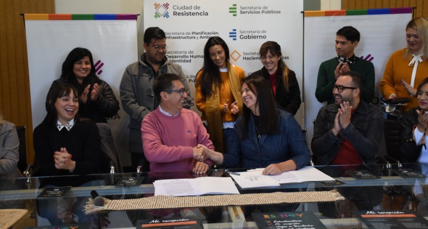Gustavo Mart&iacute;nez firm&oacute; un convenio con la ATACCH para trabajar con los y las adolescentes en la vuelta de los festejos por el d&iacute;a del estudiante