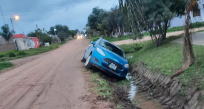 Perdi&oacute; el control de su autom&oacute;vil y termin&oacute; dentro de una cuneta