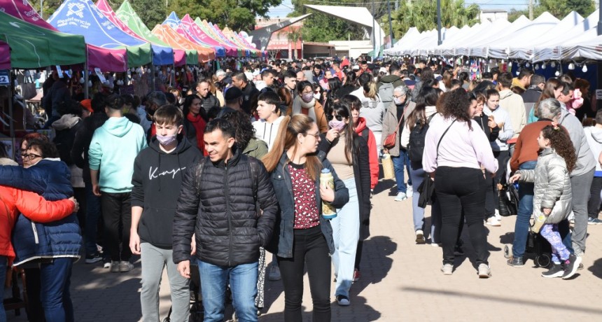 &ldquo;Resistencia se est&aacute; convirtiendo en un punto tur&iacute;stico por excelencia&rdquo;, asegur&oacute; Gustavo Mart&iacute;nez en su recorrida por la Bienal