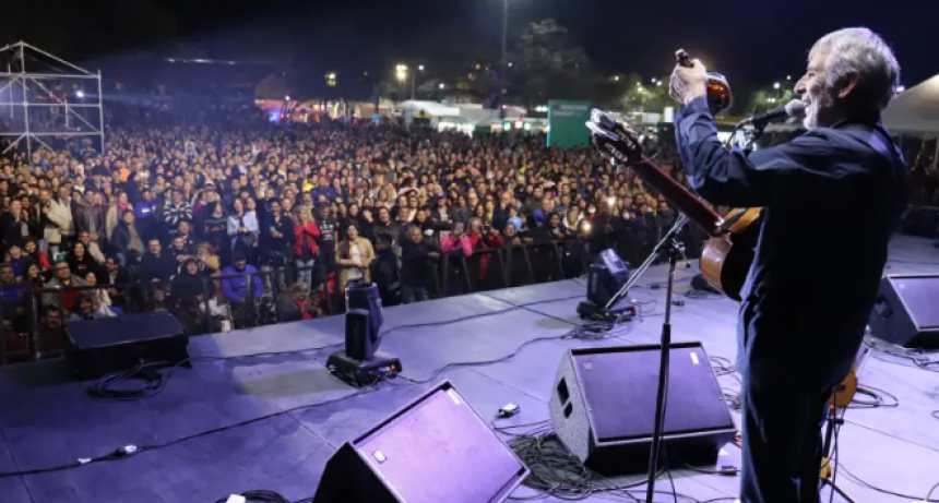 Jornada a puro folclore en Resistencia: Peteco Carabajal y Lucas Monz&oacute;n subieron al escenario en la Bienal