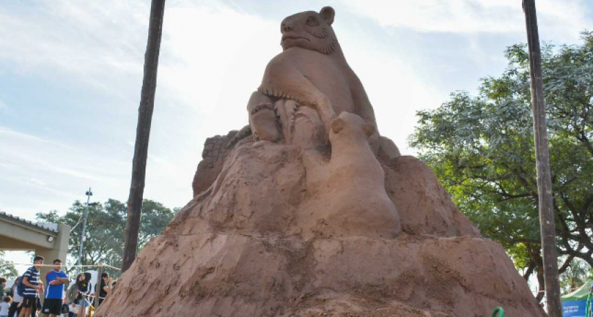 Se inaugur&oacute; la escultura en arena de Alejandro Arce