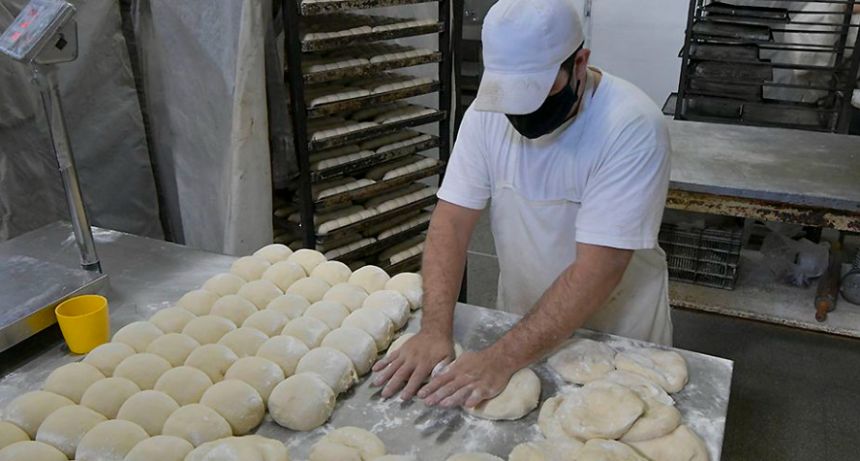 El pan ya se vende a m&aacute;s $300 el kilo y el lunes volver&iacute;a a aumentar