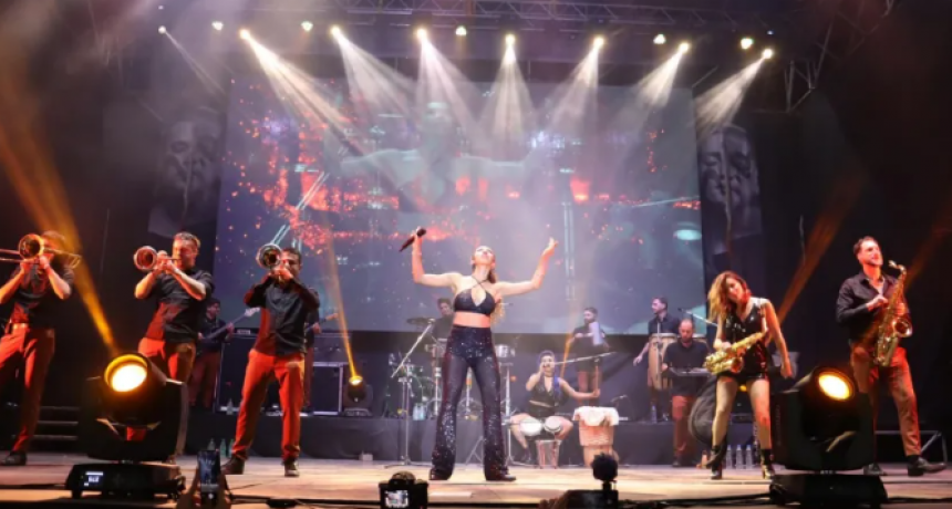 Resistencia despidi&oacute; la Bienal 2022 con espect&aacute;culos gratuitos de la Delio Valdez, N&eacute;stor Lo y Los Caminantes y La Gavil&aacute;n