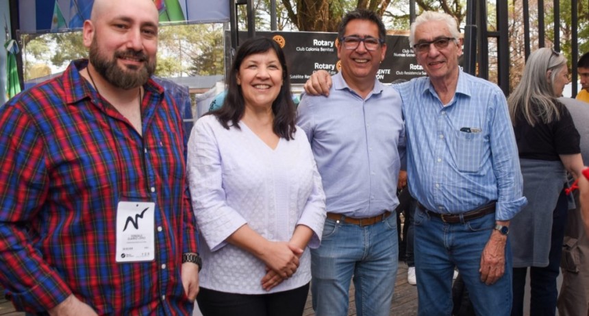 Visita ilustre: Juan Carlos Pallarols present&oacute; su obra en el stand del Poder Legislativo