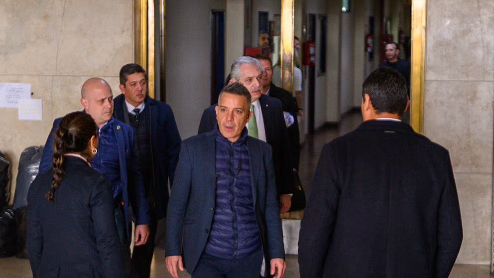 Alberto Fern&aacute;ndez lleg&oacute; a Comodoro Py para ser indagado en la causa de los seguros