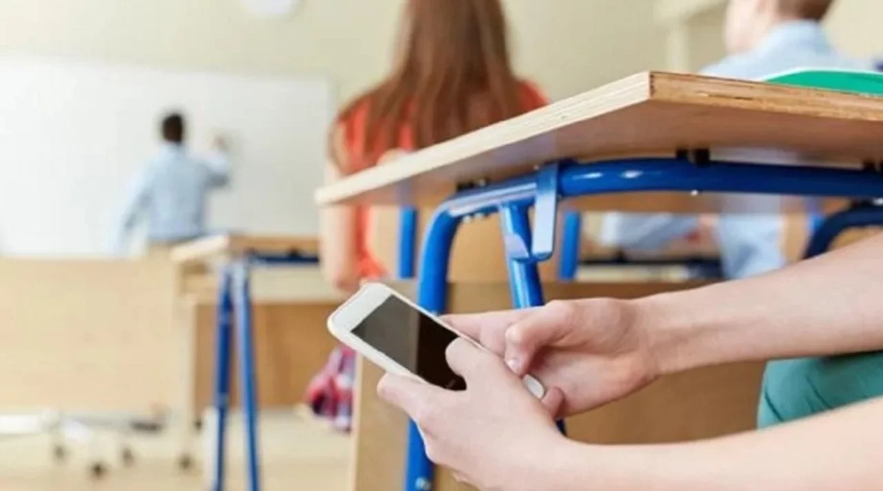 Neuqu&eacute;n: aprueban una ley que regula el uso de celulares en las escuelas