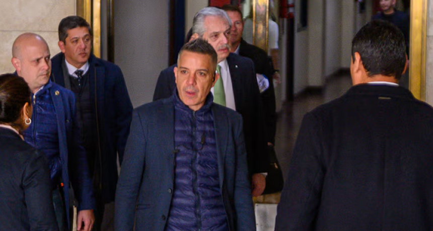 Alberto Fern&aacute;ndez lleg&oacute; a Comodoro Py para ser indagado en la causa de los seguros