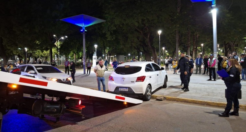 Borracho, choc&oacute; con su auto en plena plaza 25 de Mayo