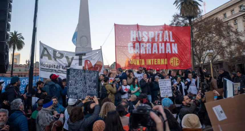 Los m&eacute;dicos y trabajadores del Hospital Garrahan marcharon a Plaza de Mayo en reclamo de mejoras salariales