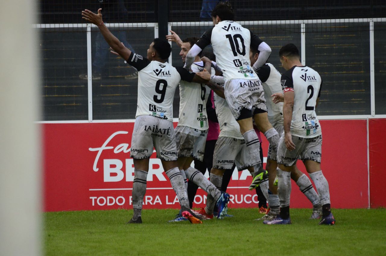 For Ever festej&oacute; su aniversario con un ag&oacute;nico triunfo