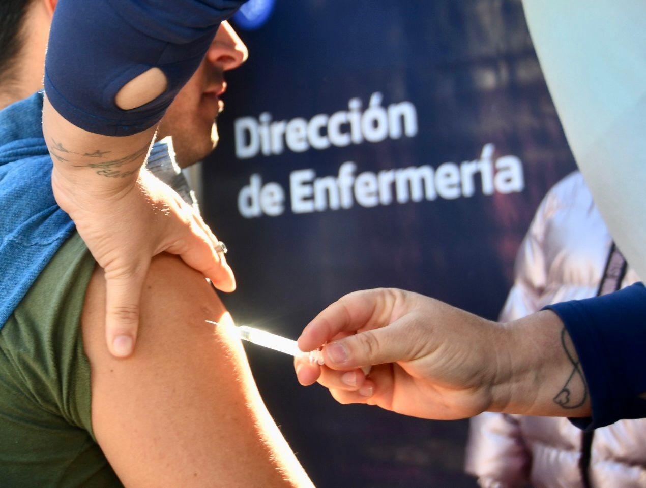 Nuevo operativo de vacunaci&oacute;n en la plaza 25 de Mayo