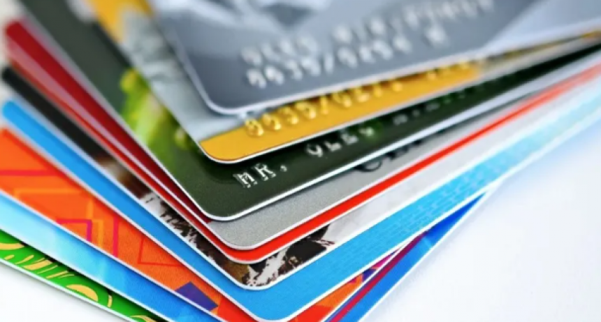 Tarjetas de cr&eacute;dito: desde hoy ser&aacute; m&aacute;s caro financiar los gastos tanto en pesos como en d&oacute;lares