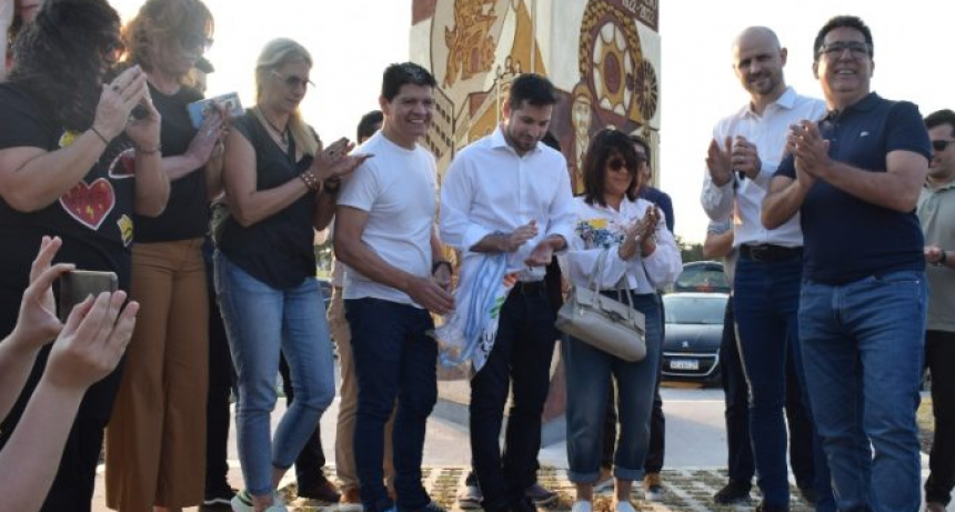 Gustavo Mart&iacute;nez particip&oacute; de la inauguraci&oacute;n del monolito por los 100 a&ntilde;os de la C&aacute;mara de Comercio