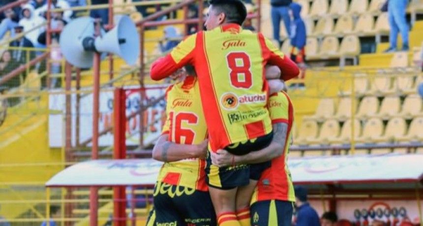 Sarmiento alcanz&oacute; la punta en el Federal A tras derrotar a Juventud Unida en el Centenario