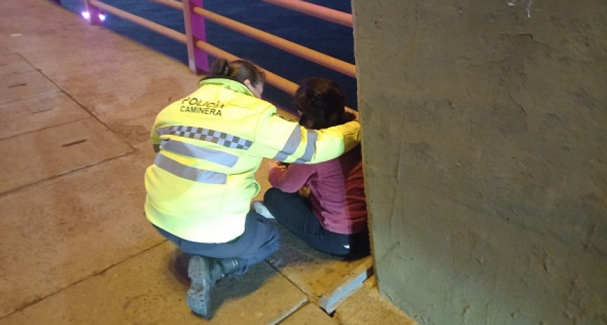 Evitaron que una joven se arroje desde el puente Chaco &ndash; Corrientes