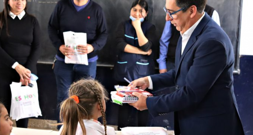 El municipio de Resistencia inici&oacute; la segunda etapa de la entrega de kits escolares a estudiantes de primaria y secundaria