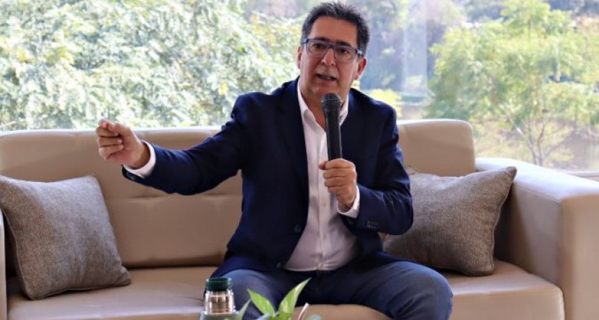 Gustavo Mart&iacute;nez impulsa l&iacute;mites al ingreso de personal y retiros voluntarios