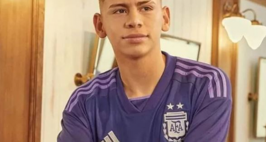 El chaque&ntilde;o &ldquo;Diablito&rdquo; Echeverri es la imagen juvenil de la nueva camiseta suplente de Argentina