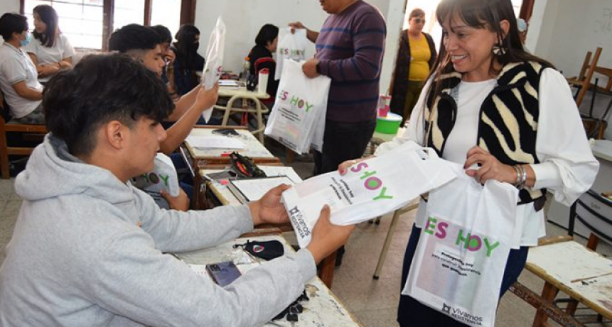 El Municipio concret&oacute; nueva entrega de 2.380 kits escolares a estudiantes de 6 escuelas secundarias