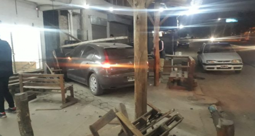 Persegu&iacute;a a un ladr&oacute;n con su auto, perdi&oacute; el control y termin&oacute; incrustado en un comercio