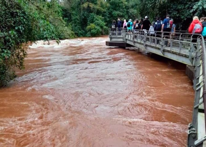Por suba del Iguaz&uacute; de 11 a 21 metros en dos d&iacute;as, Cataratas estar&aacute; cerrado por tiempo indeterminado