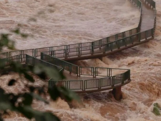 Cataratas del Iguaz&uacute;: la creciente arrastr&oacute; la pasarela de la Garganta del Diablo