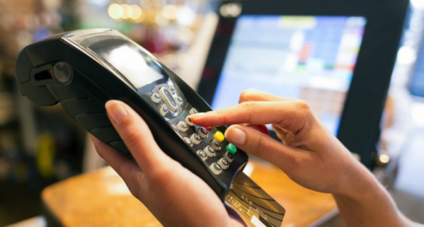 Consumos con tarjeta y pasajes al exterior de m&aacute;s de US$300 por mes pagar&aacute;n percepci&oacute;n extra de 25%