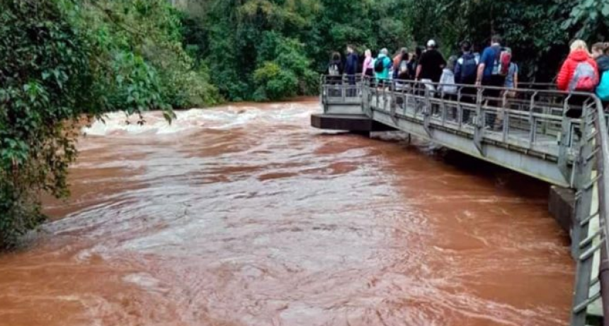 Por suba del Iguaz&uacute; de 11 a 21 metros en dos d&iacute;as, Cataratas estar&aacute; cerrado por tiempo indeterminado