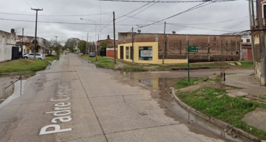 Se llev&oacute; el auto de una vecina, choc&oacute; contra un cord&oacute;n y escap&oacute; de los polic&iacute;as en Villa del Oeste